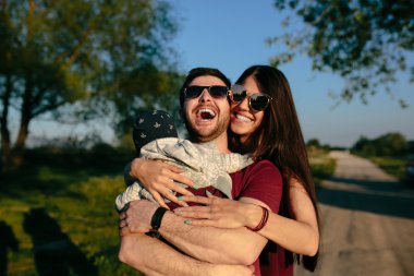 genç bir çocuk niteliğine ailesiyle