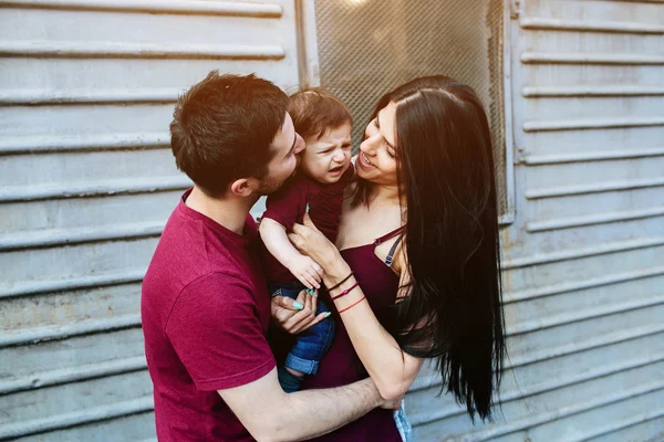 Famiglia giovane con un bambino — Foto Stock
