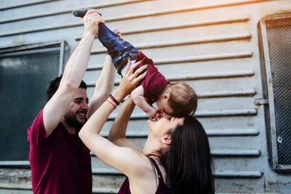 Ung familj med ett barn — Stockfoto