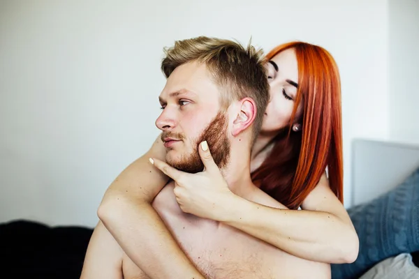 Jovem casal bonito — Fotografia de Stock