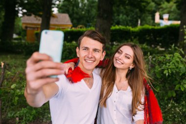 Güzel genç çift selfie yapar