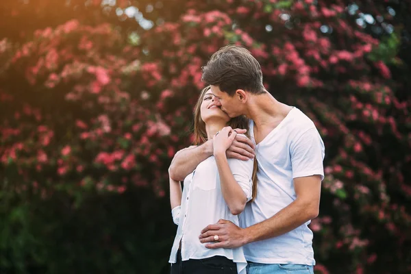 Jovem casal feliz no amor ao ar livre — Fotografia de Stock