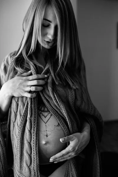 Jeune femme enceinte — Photo