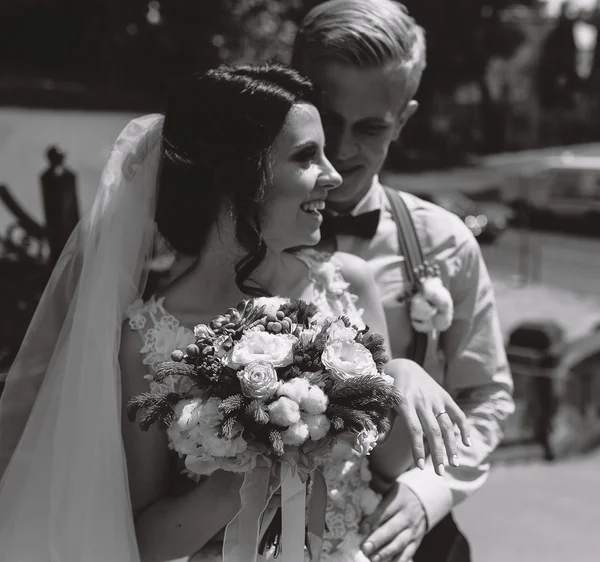 Mariée et marié posant dans les rues — Photo