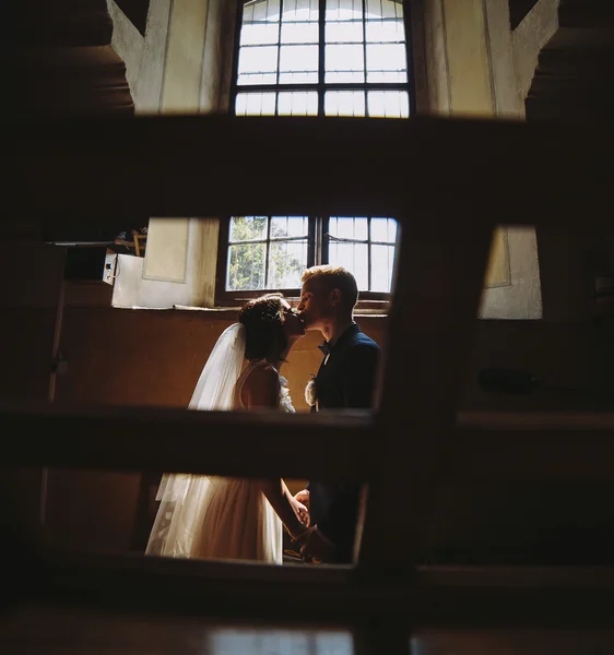 Nevěsta a ženich na pozadí okna. — Stock fotografie