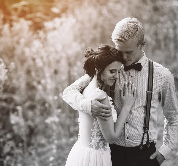 Sposo abbracciando dolcemente la sua sposa — Foto Stock
