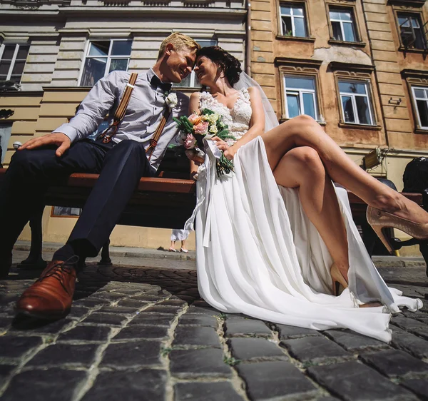 Noiva e noivo sentar no banco — Fotografia de Stock