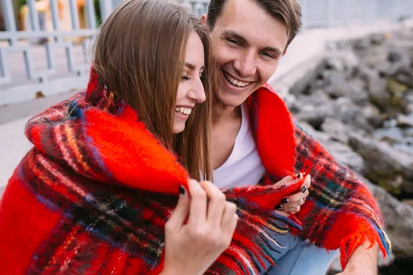 Joven hermosa pareja sentada en la playa — Foto de Stock