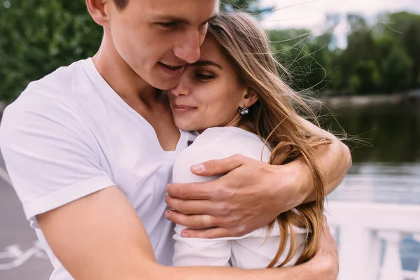 Cara abraçando sua namorada — Fotografia de Stock