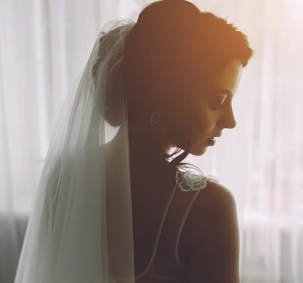 Braut posiert in einem großen Fenster — Stockfoto