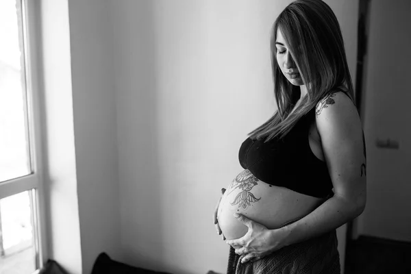 Jeune femme enceinte — Photo