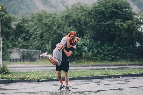 Man throws up his girlfriend — Stock Photo, Image