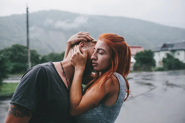 Bella coppia che abbraccia sotto la pioggia — Foto Stock