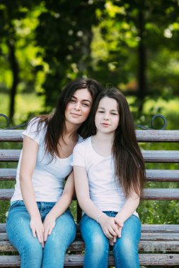 Anne ve kızı parkta.