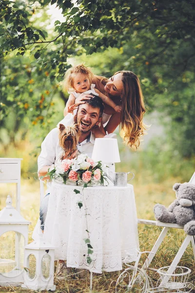 Ung familj med barn på en picknick — Stockfoto