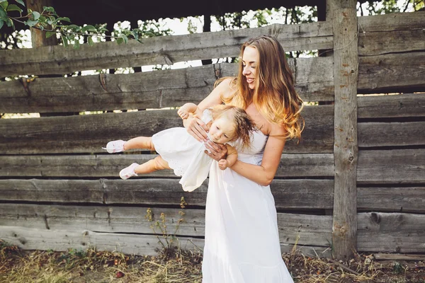 Mutter spielt mit ihrer kleinen Tochter — Stockfoto
