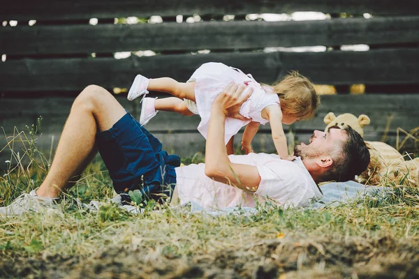 Famiglia felice sul prato nel parco — Foto Stock