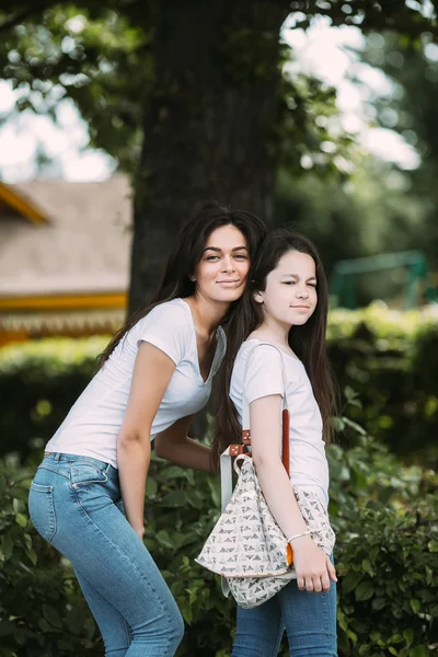 Madre e hija posando en el parque — Foto de Stock