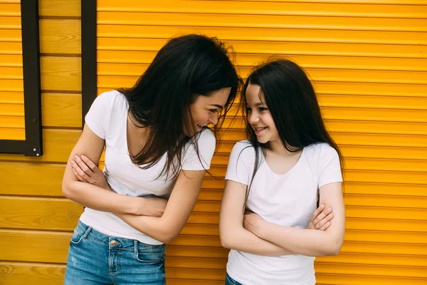 Mère et sa fille mignonne, contre le mur — Photo