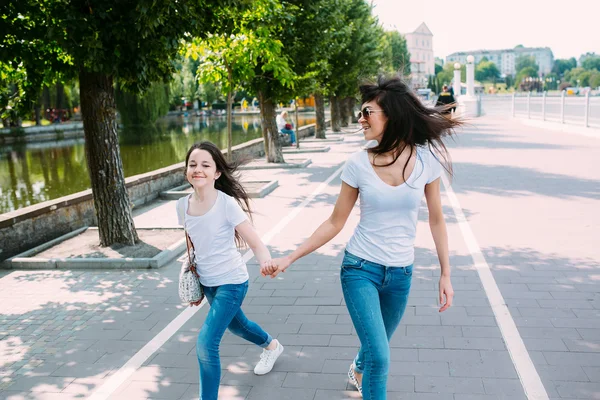 Madre e figlia nel parco — Foto Stock