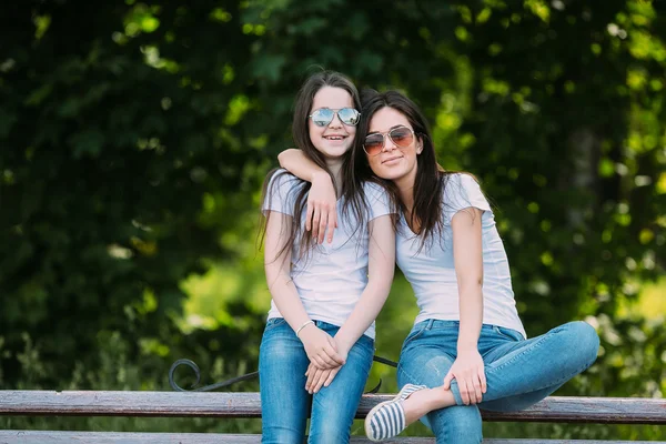 Mère et fille dans le parc — Photo