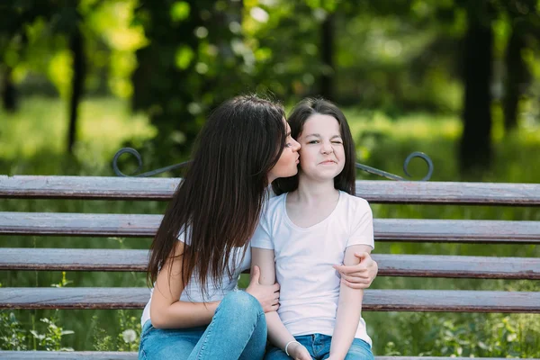 Madre e hija en el parque — Foto de Stock