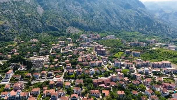 Pequeña ciudad desde el aire — Vídeos de Stock