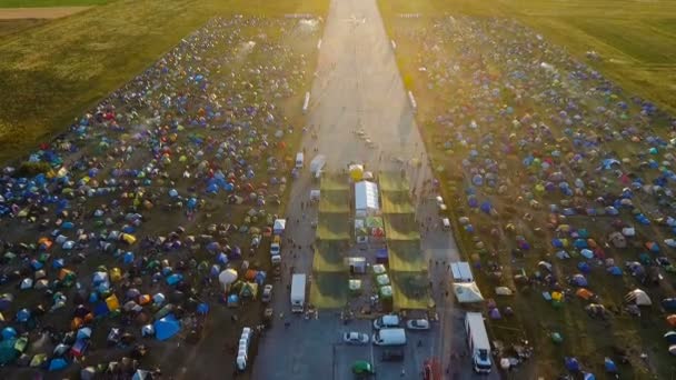 Zelte bei Rockfestival aus der Luft beschossen — Stockvideo