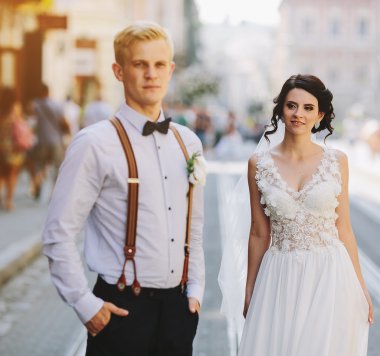 Gelin ve damat sokakta