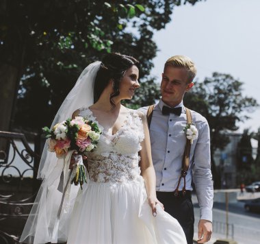 Gelin ve damat sokaklarda poz