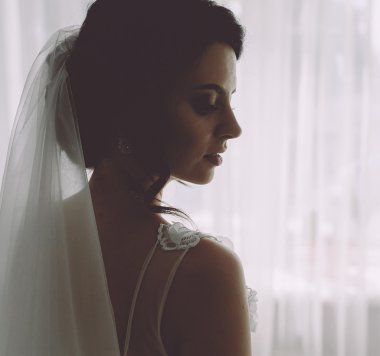 Büyük bir pencerede poz gelin