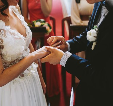 Nikah yüzüğü belirli bir konuma geçirme