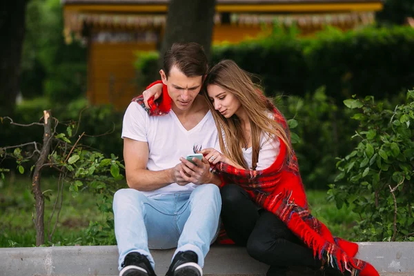 Couple look to the smartphone — Stock Photo, Image