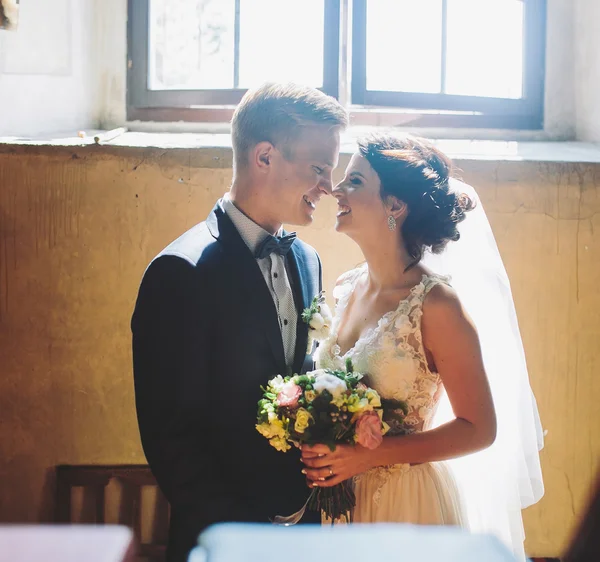 Braut und Bräutigam posieren — Stockfoto