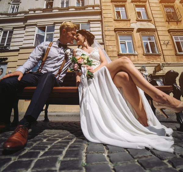 Brudparet sitter på bänken — Stockfoto