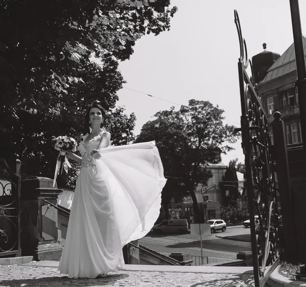 Sposa posa in città — Foto Stock