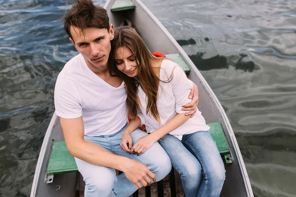 Ragazzo e bella ragazza a riposo in una barca — Foto Stock