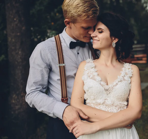 Brudgummen försiktigt omfamna sin brud — Stockfoto