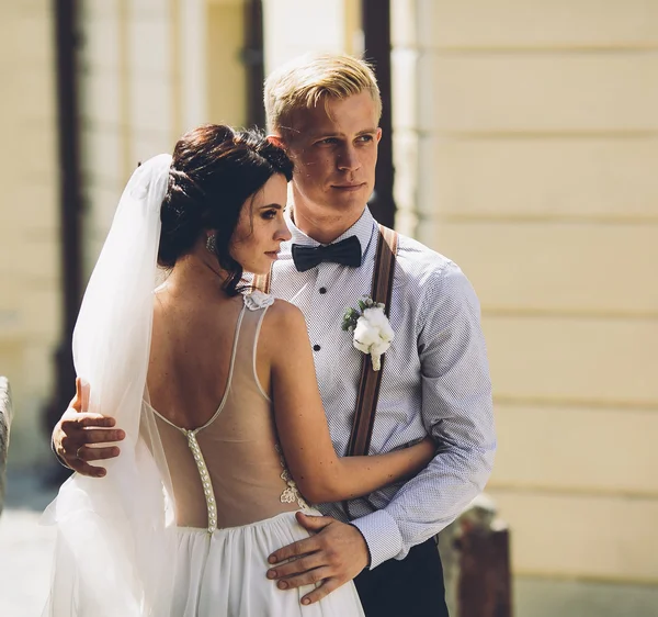 Nevěsta a ženich pózuje — Stock fotografie