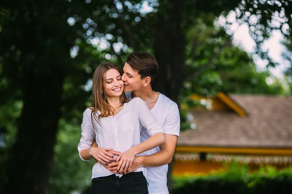 Hombre gentilmente abraza chica —  Fotos de Stock