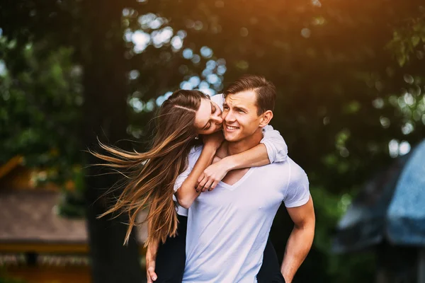 Man en vrouw in het park — Stockfoto