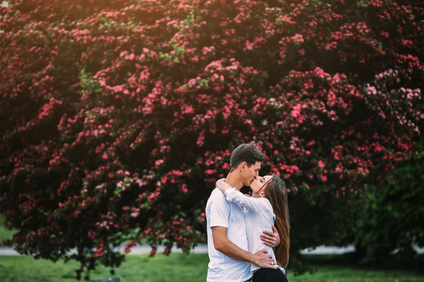 Jeune couple heureux amoureux en plein air — Photo