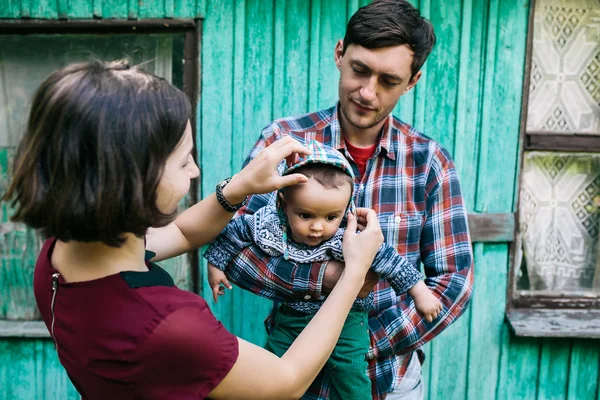 Junge Familie mit Kind in der Natur — Stockfoto