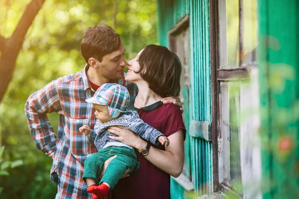 Familia joven con un niño en la naturaleza — Foto de Stock