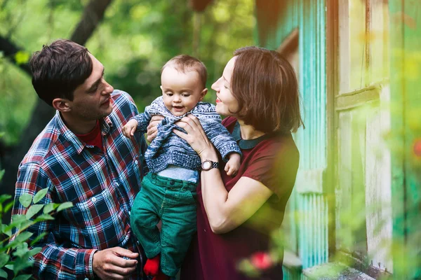 Familia joven con un niño en la naturaleza — Foto de Stock