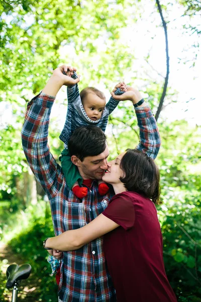 Giovane famiglia con un bambino sulla natura — Foto Stock