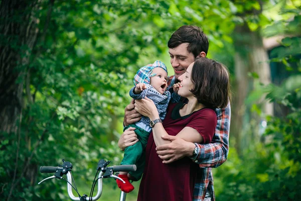 Junge Familie mit Kind in der Natur — Stockfoto