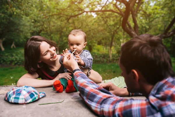 Giovane famiglia con un bambino sulla natura — Foto Stock