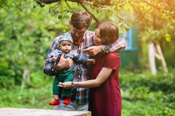 Giovane famiglia con un bambino sulla natura — Foto Stock