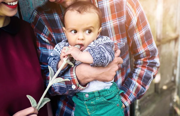 Junge Familie mit Kind in der Natur — Stockfoto